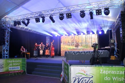 Kapela góralska przygrywała na scenie